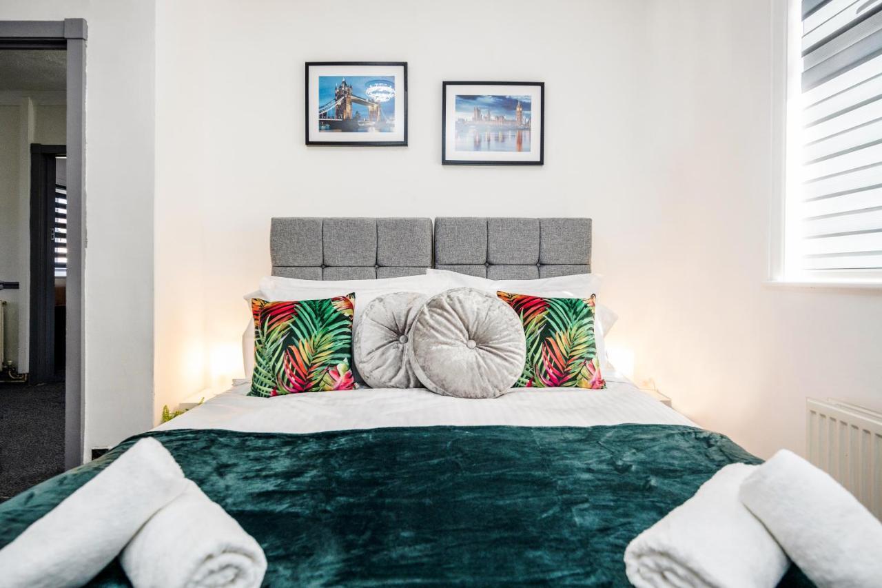 Heathrow 2-Bedroom Maisonette With Parking West Drayton  Екстериор снимка