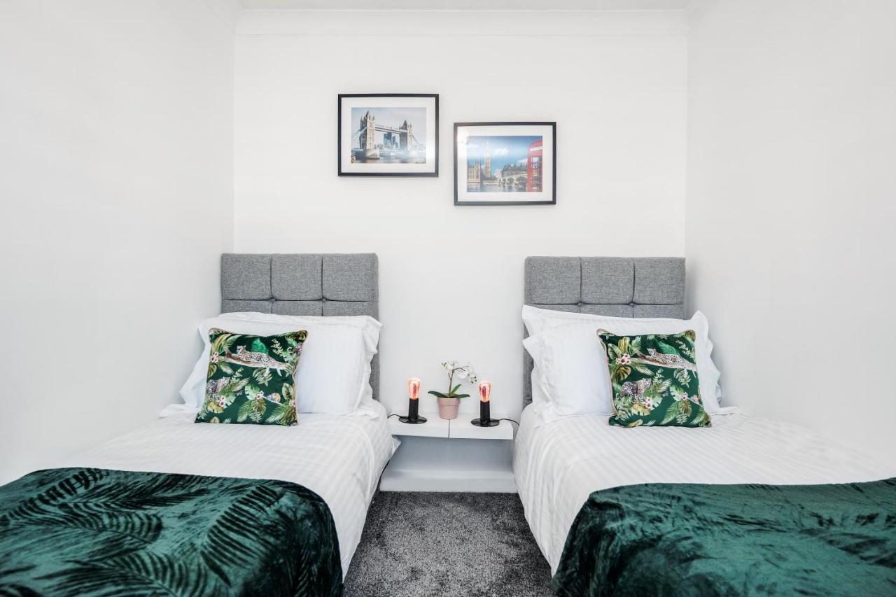 Heathrow 2-Bedroom Maisonette With Parking West Drayton  Екстериор снимка