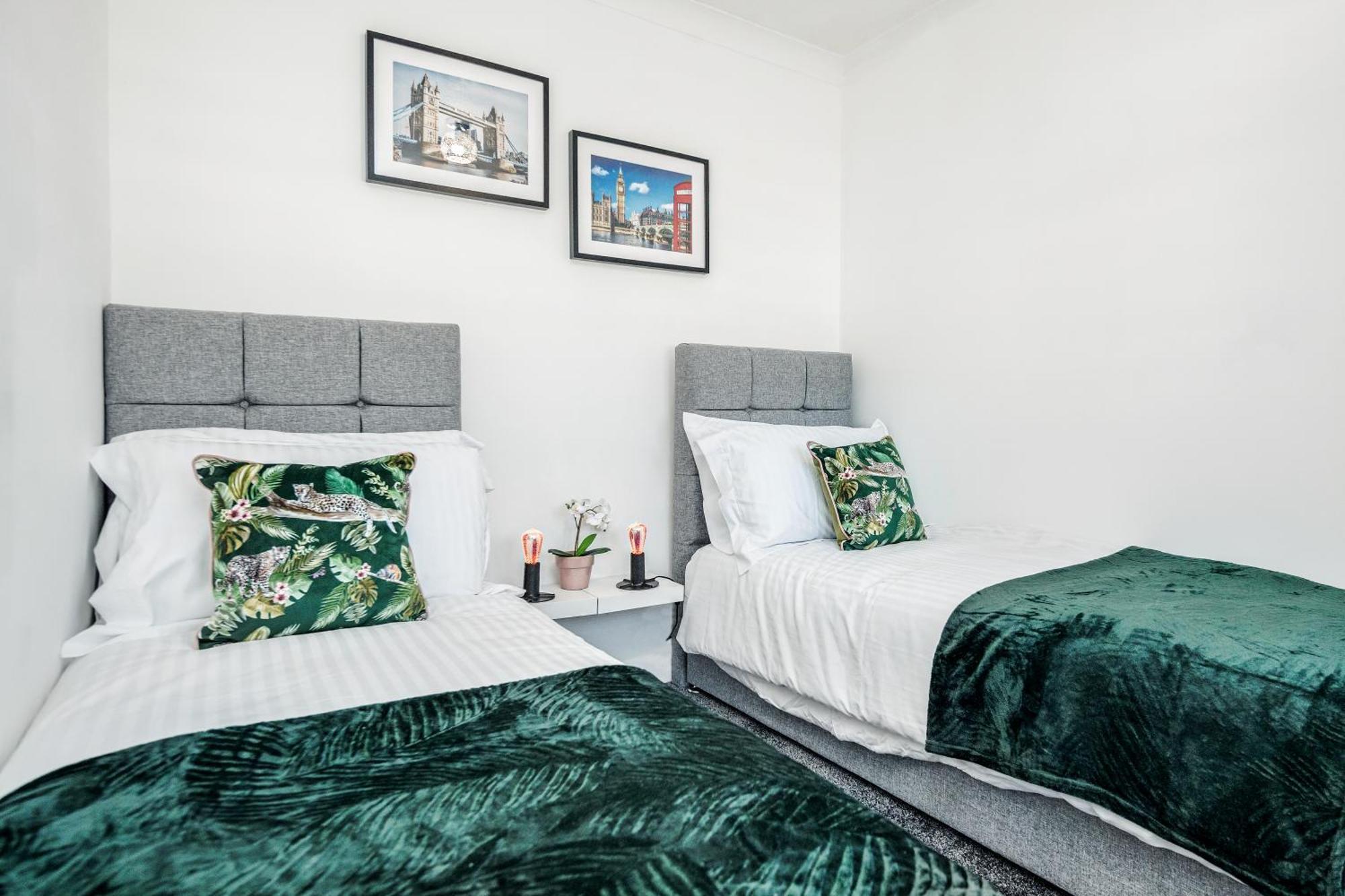 Heathrow 2-Bedroom Maisonette With Parking West Drayton  Екстериор снимка