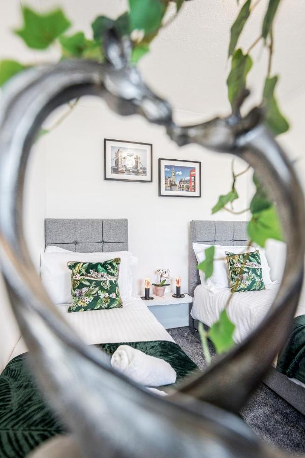 Heathrow 2-Bedroom Maisonette With Parking West Drayton  Екстериор снимка