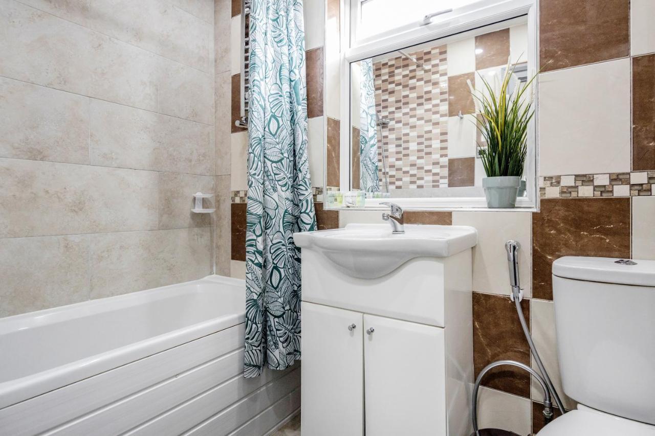 Heathrow 2-Bedroom Maisonette With Parking West Drayton  Екстериор снимка