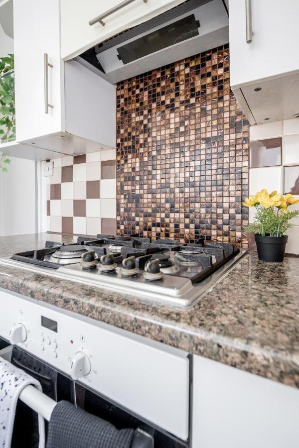 Heathrow 2-Bedroom Maisonette With Parking West Drayton  Екстериор снимка